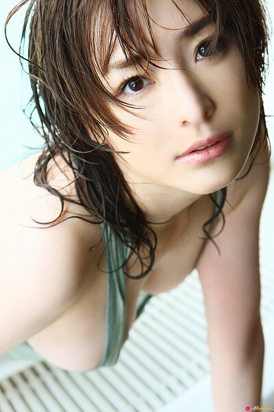 Model Haruka Nanami in Love Start